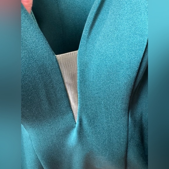 Samila & Company Emerald Green Gown – Size - 4 - Picture 8 of 12